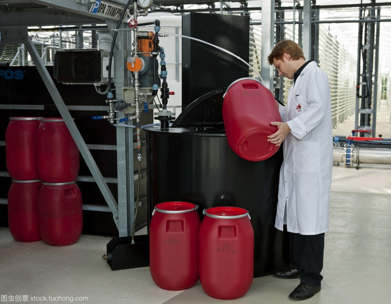 微藻生產食品補充劑。在工廠里,工人們填滿了用來供應生物反應器的生物反應器的化學飼料機。這種海藻被認為是一種“神奇的食物”,其營養價值和自然清潔和解毒功效。在將其曬干和壓縮成片狀或添加到其他可食用產品之前,它已經商業化種植。在德國klotze的roquette工廠拍照。